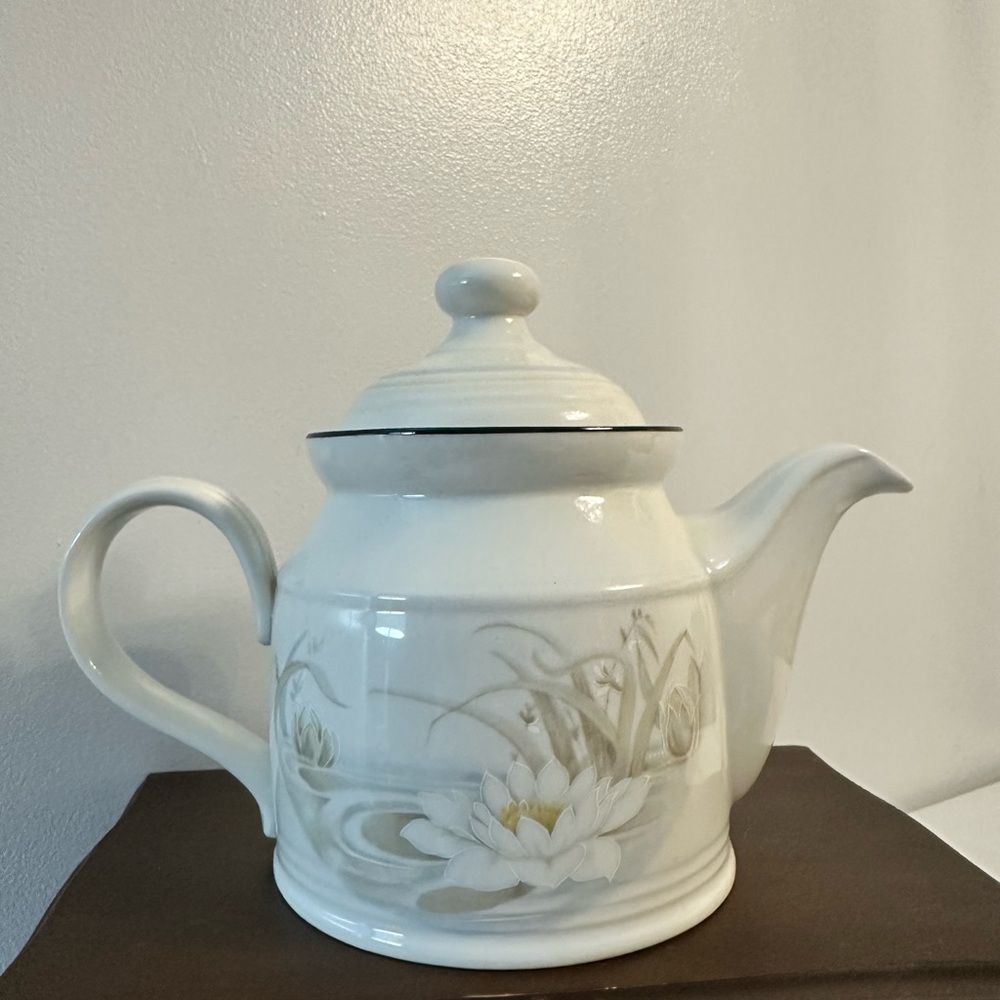 Royal Doulton- BEAUTIFUL Teapot. See photos for collection details.